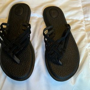Sanuk yoga flip flops, women’s size 5